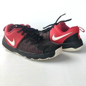 Nike Team Hustle Quick Basketball Shoes Boy’s size 5.5 ( Big Kid )